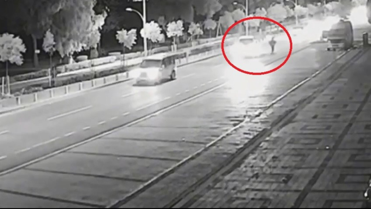 Ters şeritte hız yapan motosiklet sürücüsü kamyonete çarptı! Korkunç anlar...