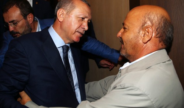 Cumhurbaşkanı Erdoğan, şehit binbaşının babasına böyle sarıldı