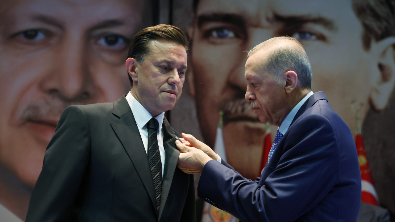 İYİ Parti’den istifa eden Nebi Hatipoğlu AK Parti'ye katıldı: Rozetini Cumhurbaşkanı Erdoğan taktı
