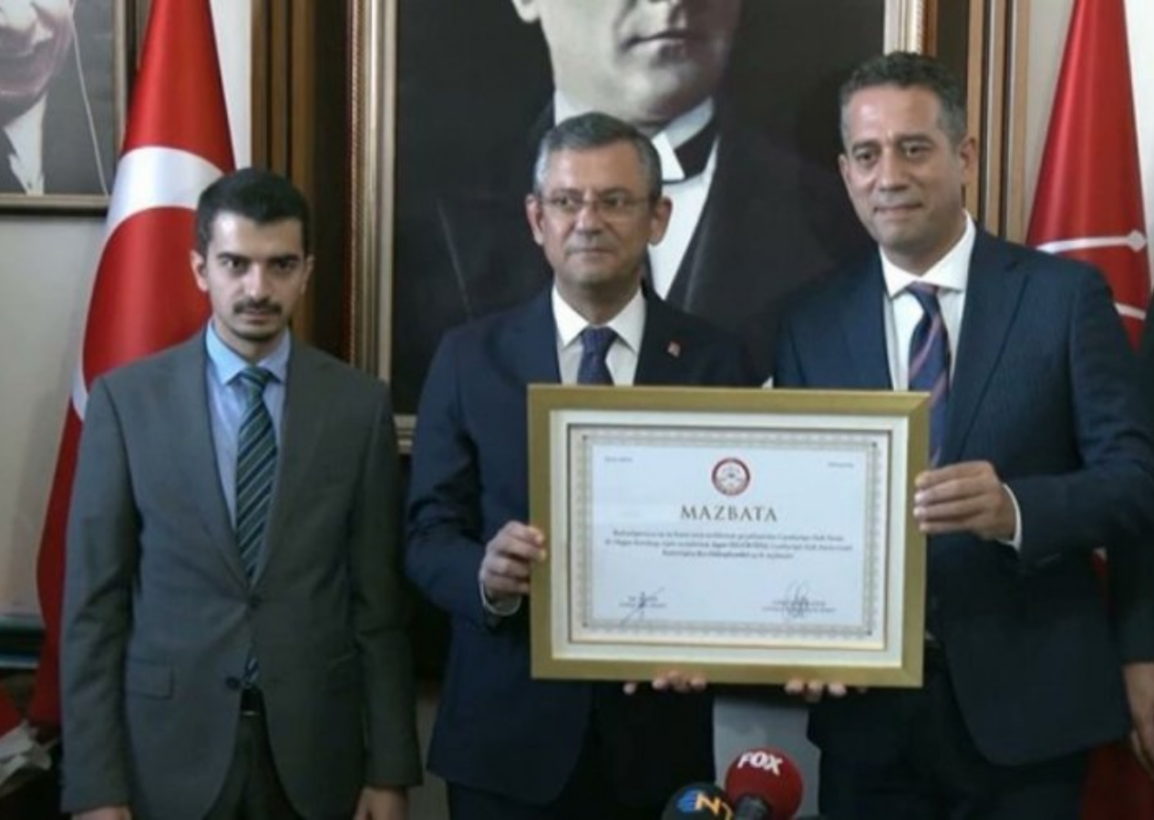 CHP’de devir teslim: Özgür Özel mazbatasını aldı