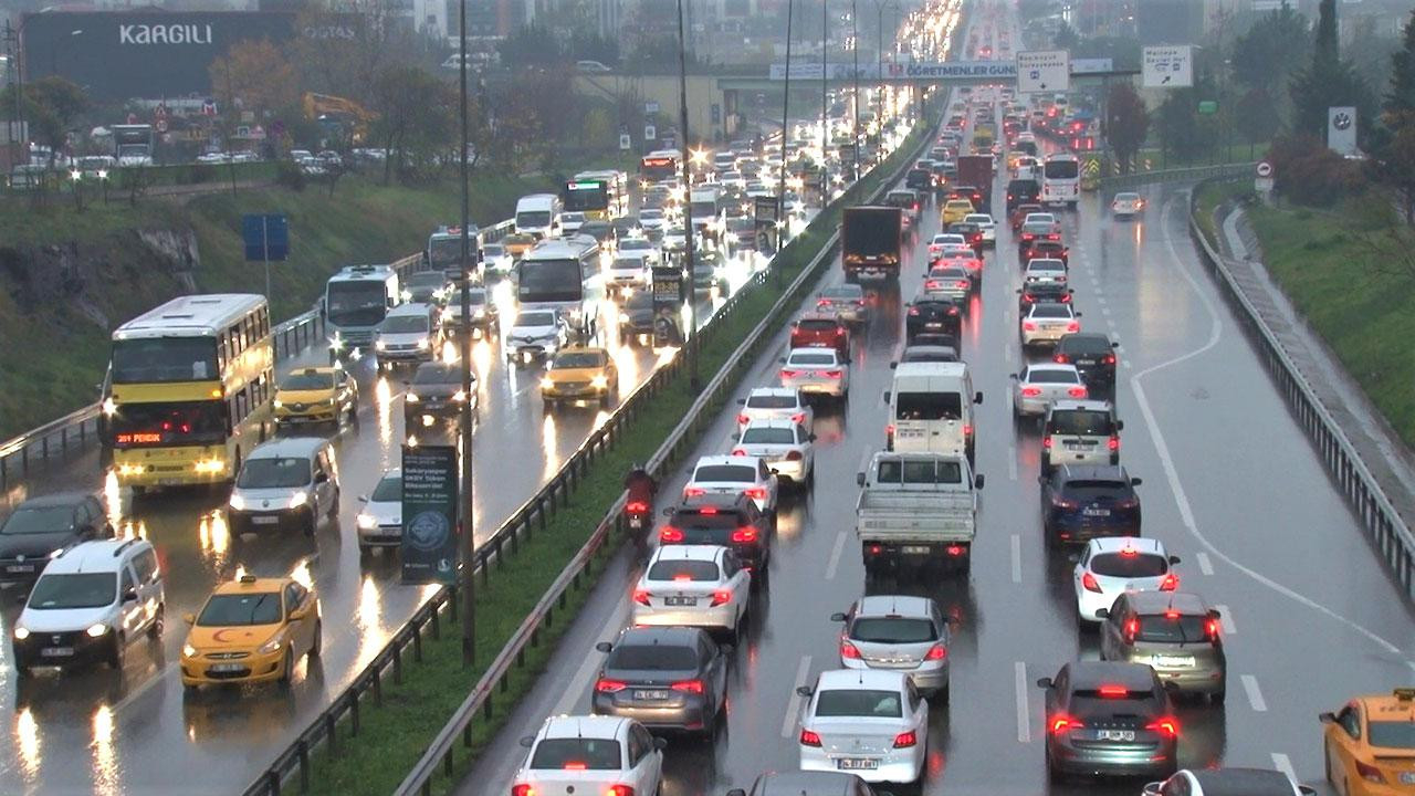 İstanbul'da sağanak yağış trafiği felç etti! Yoğunluk yüzde 80'e geldi...