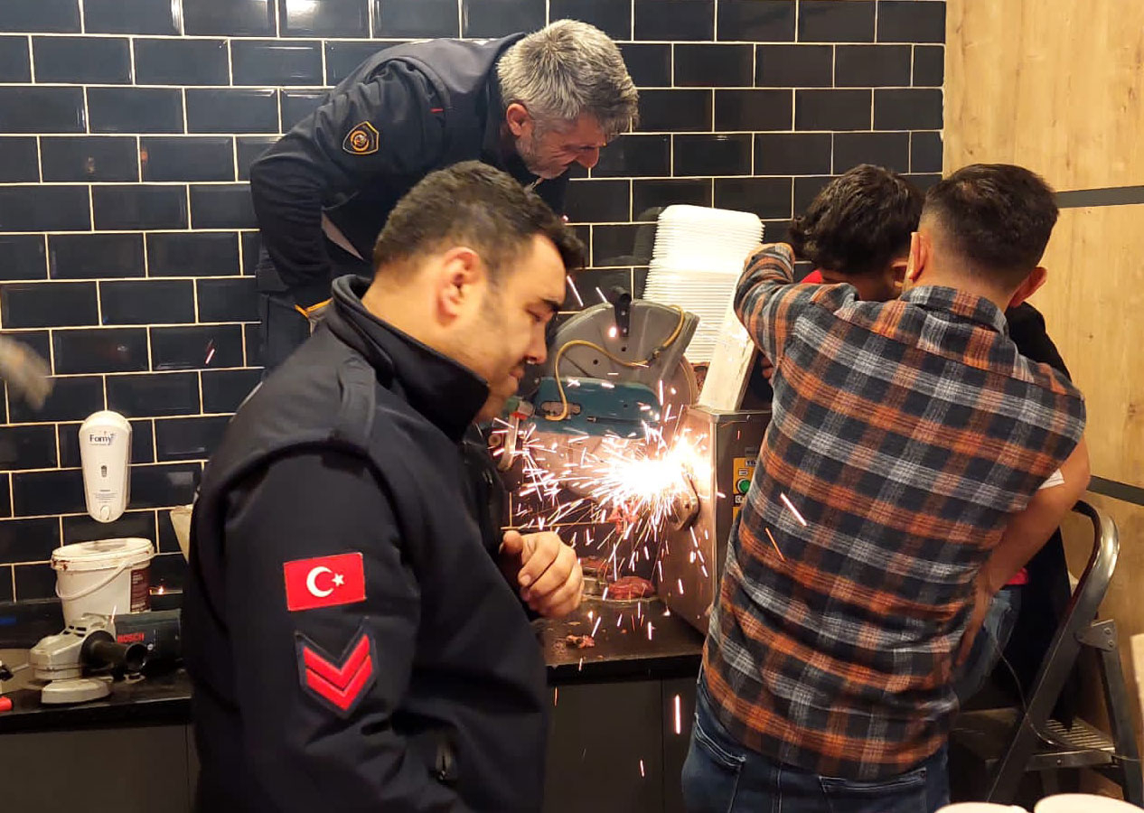 Sivas'ta elini kıyma makinesine kaptıran kasap hastaneye kaldırıldı