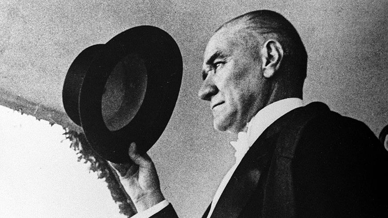 Ulu önder Mustafa Kemal Atatürk ölümünün 85. yıl dönümünde anılıyor! Ünlülerden 10 Kasım paylaşımları
