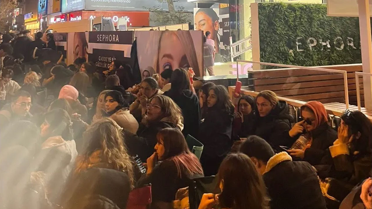 Kadıköy'de ünlü kozmetik mağazasının açılışı için yüzlerce kişi kuyruğa girdi: '12 saattir bekliyorum'