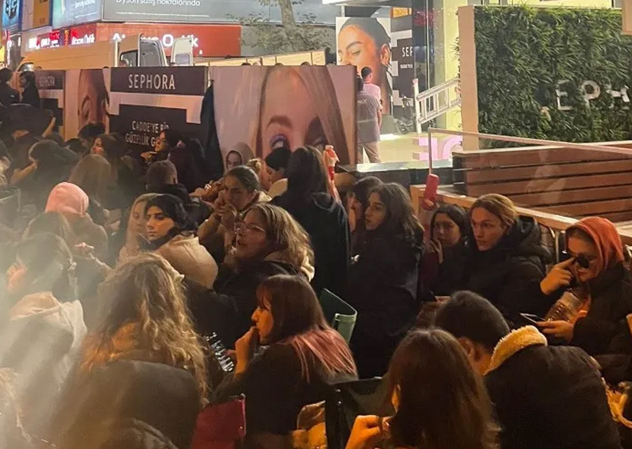 Kadıköy'de ünlü kozmetik mağazasının açılışı için yüzlerce kişi kuyruğa girdi: '12 saattir bekliyorum'