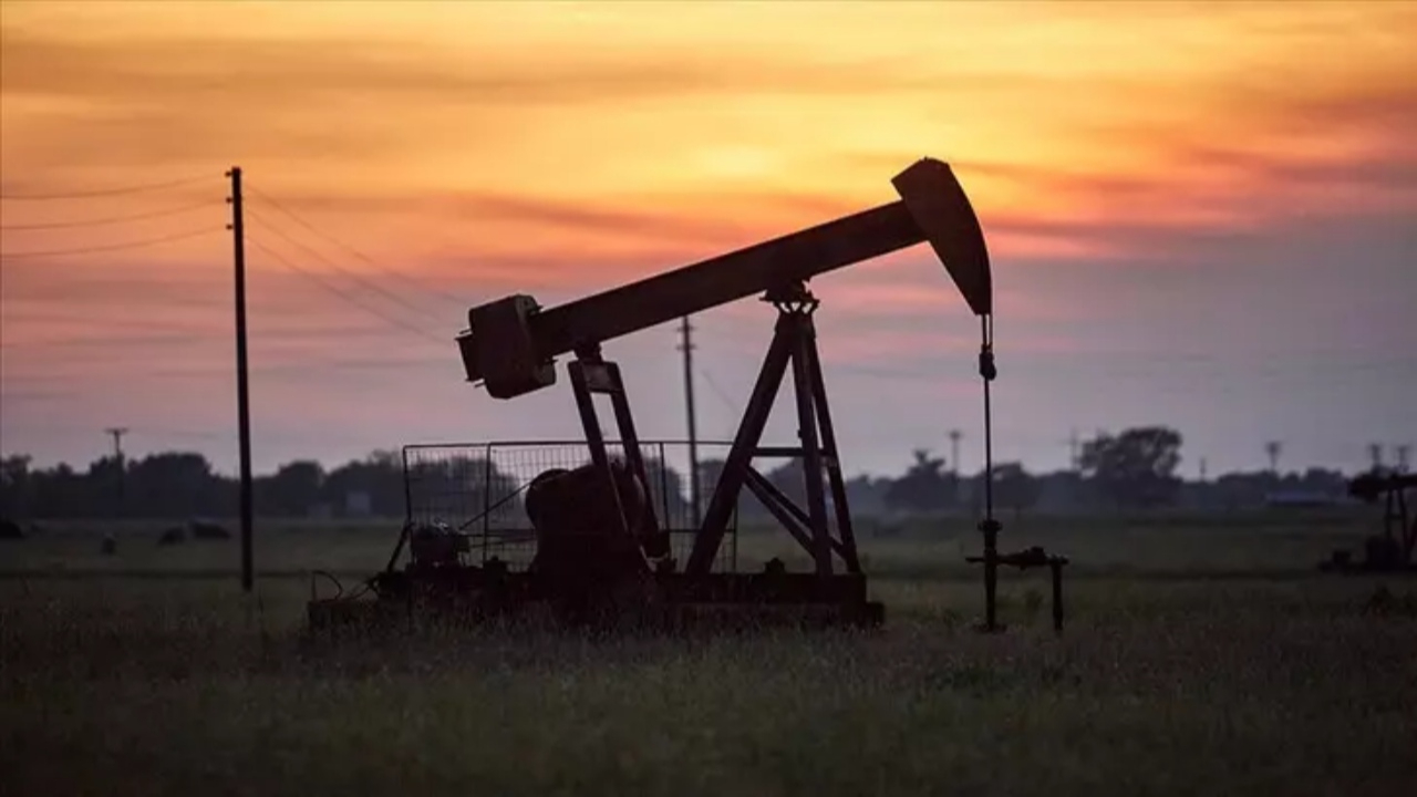 Fitch gelecek yıl için petrol tahminini yükseltti