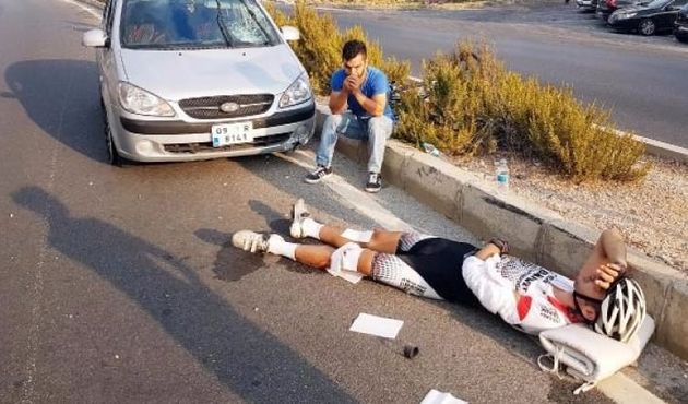 Şampiyon bisikletçiye otomobil çarptı!