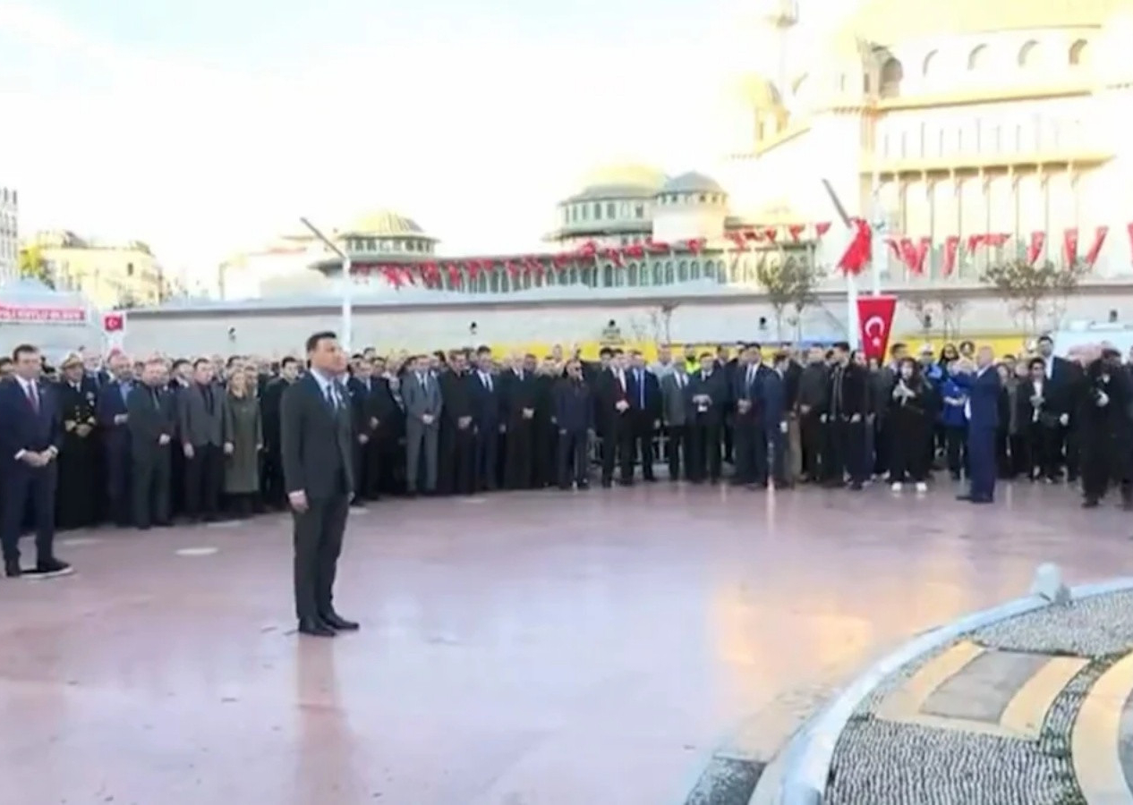 CHP'de değişimciler geldi ama değişen bir şey yok! 10 Kasım anmasında çelengi unuttular...