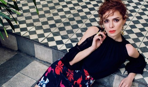 Özge Özpirinçci nefret kusan takipçisini rezil etti!