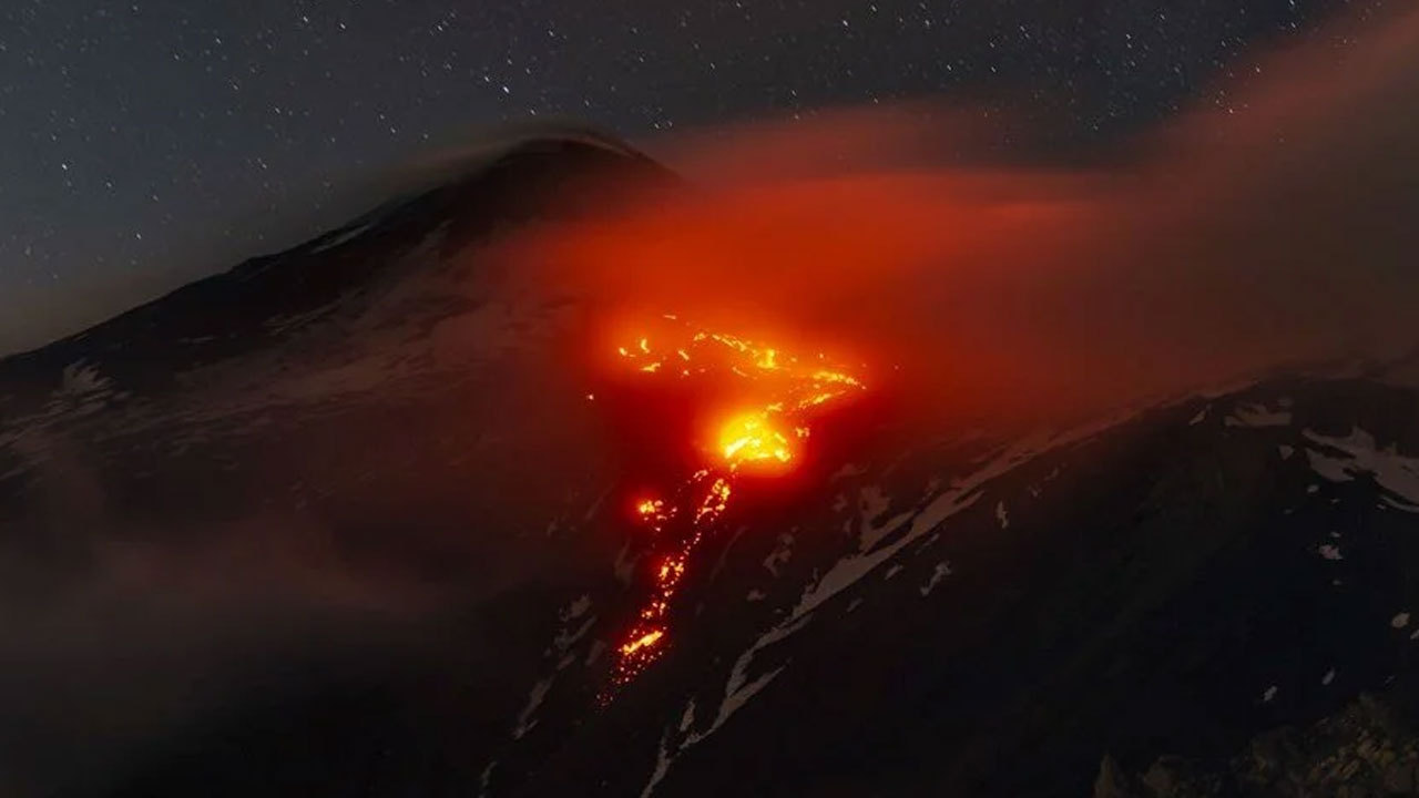 İtalya'da Etna Yanardağı yeniden faaliyete geçti