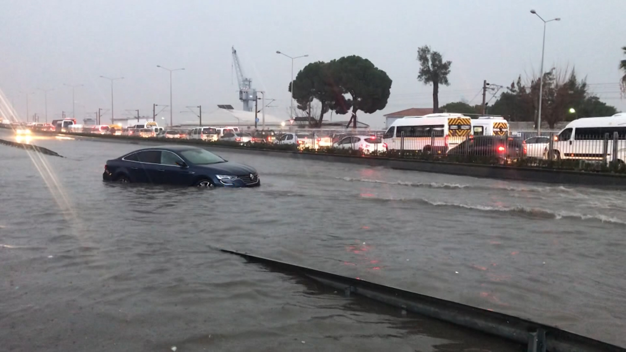 Meteoroloji'den İzmir için kuvvetli sağanak uyarısı geldi! Sel baskınlarına karşı dikkatli olun