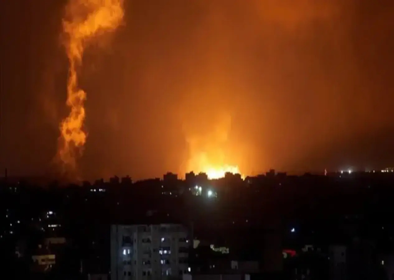 İsrail ordusu, ibadet yapılırken Gazze'deki Sabra Camii'ni bombaladı!