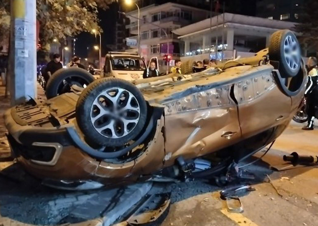 Kadıköy'de korkunç kaza! Sokak arasında iki araca çarptı: 1 yaralı
