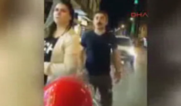 Canlı yayın sırasında otomobilin altında kaldı... Dehşet anları kamerada! / VİDEO