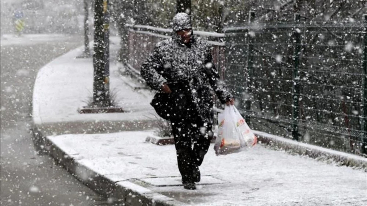 Meteoroloji'den 33 kent için sarı ve turuncu alarm! Pazartesi için kar ve fırtına uyarısı