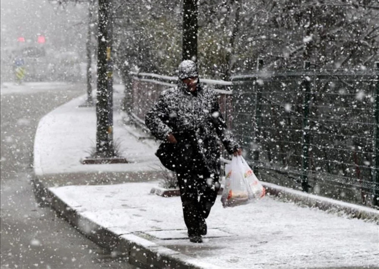 Meteoroloji'den 33 kent için sarı ve turuncu alarm! Pazartesi için kar ve fırtına uyarısı