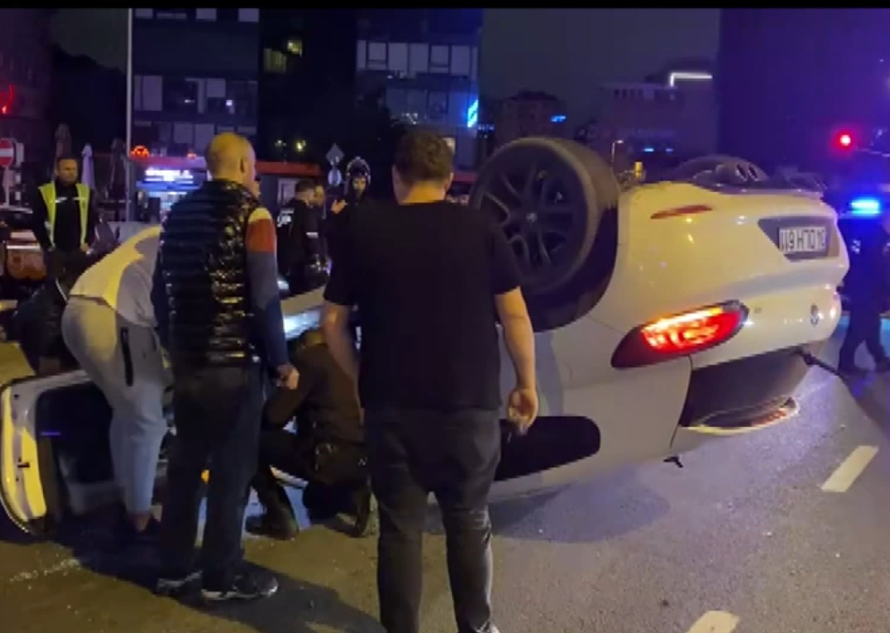 Makas atan otomobil takla atıp motosikletin üzerine devrildi: Kaçan sürücü yerine başkasını gönderdi