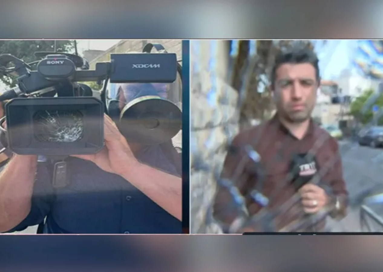 Katil İsrail polisi cuma namazı öncesi gaz bombası attı! Türk gazetecilere saldırdılar...