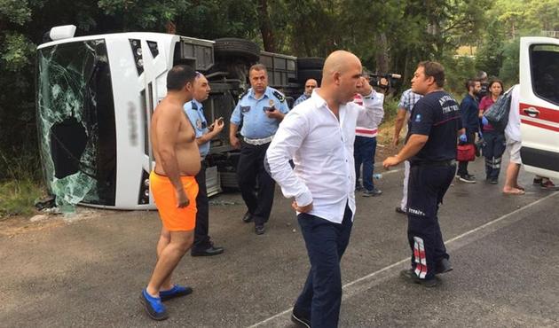 Antalya'da turist taşıyan midibüs devrildi!