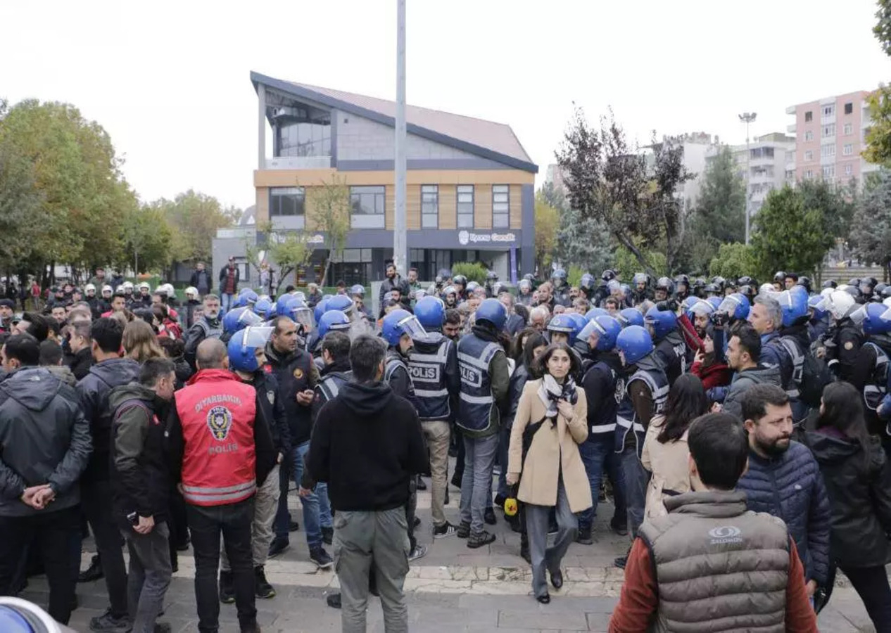 İzinsiz gösteriye polis göz açtırmadı! 50 gözaltı