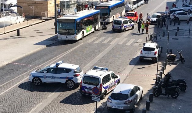 Marsilya'da otomobil, otobüs durağına daldı! Ölü ve yaralılar var...