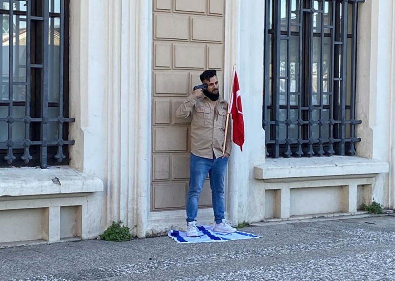 İzmir'de silahlı protesto: İsrail bayrağının üzerine basıp, başına tabanca dayadı