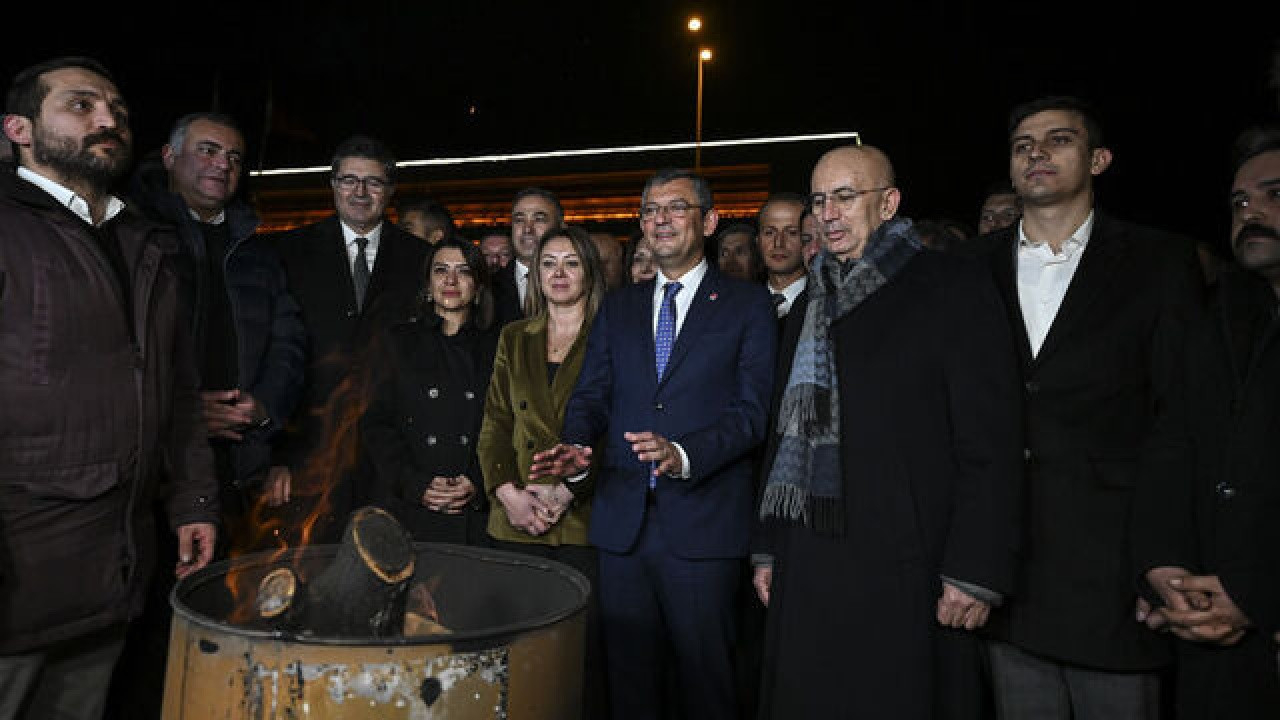CHP Genel Başkanı Özel’den milletvekillerine destek! "Adalet ateşi" nöbetine katıldı…