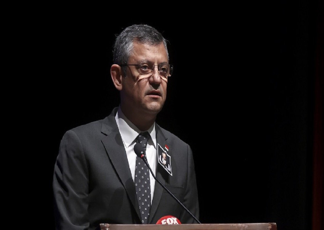 CHP Genel Başkanı Özel’den milletvekillerine destek! "Adalet ateşi" nöbetine katıldı…