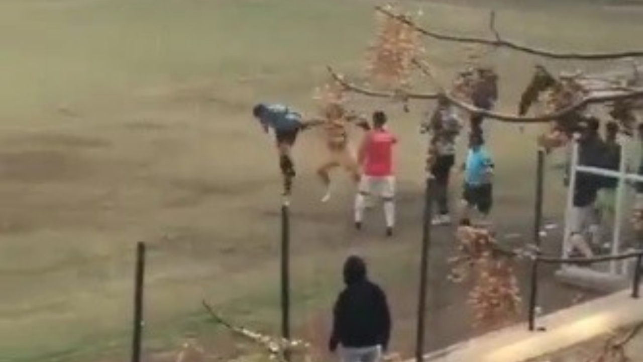 Mersin'de oynanan amatör maçta kırmızı kart gören futbolcu kramponlarıyla hakemlere saldırdı
