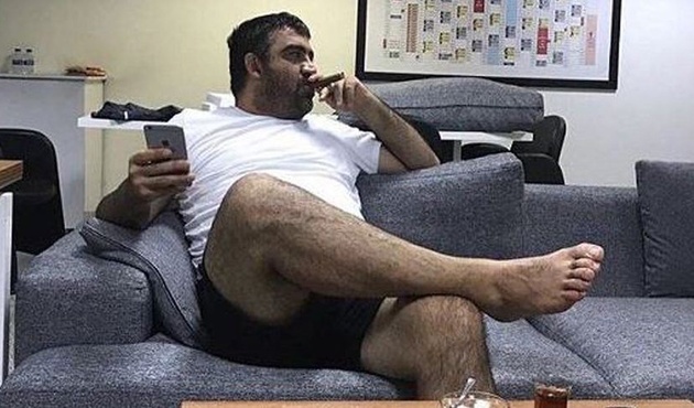 Ümit Özat'tan olay poz için açıklama!