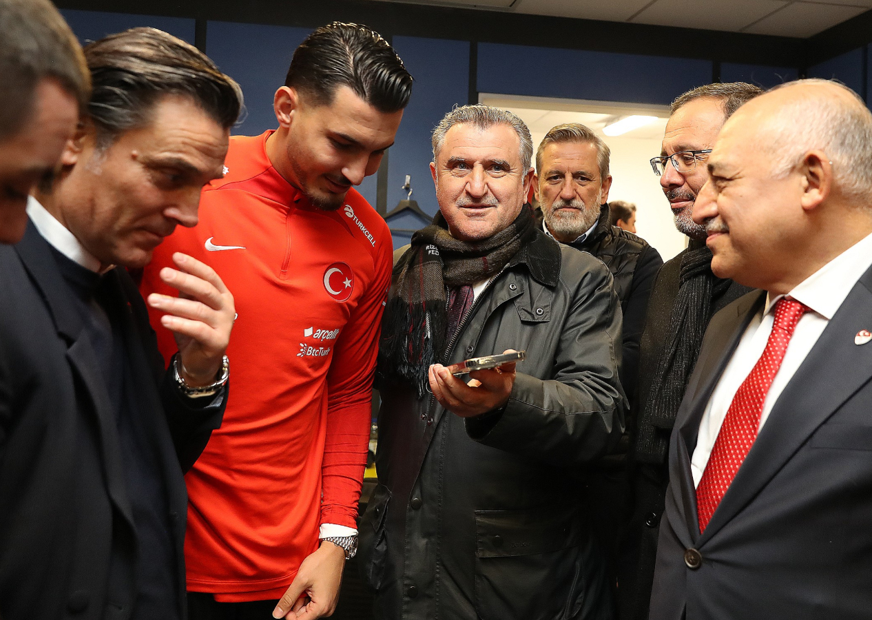 Cumhurbaşkanı Erdoğan’dan A Milli Futbol Takımı’na tebrik telefonu: "Şampiyonluğa gidiyoruz"