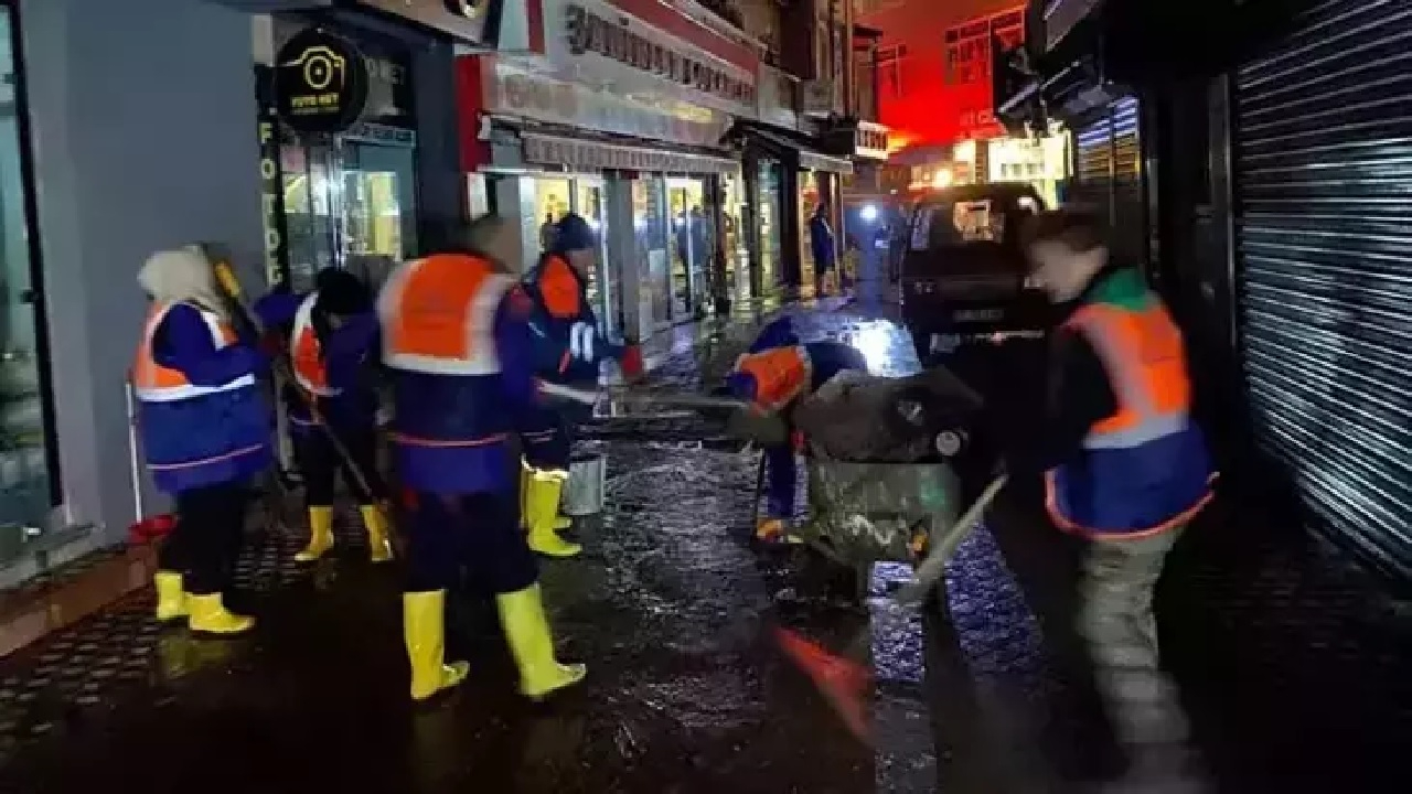 Sel ve fırtına vurdu: Karadeniz Ereğli'de 6 okulda eğitime 2 gün ara
