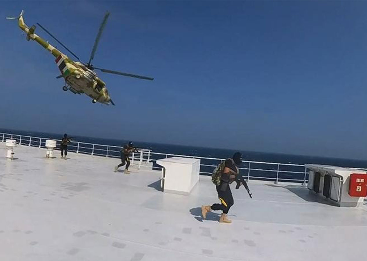 Husiler İsrail gemisini Kızıldeniz'de böyle ele geçirdi! İşte görüntüler!