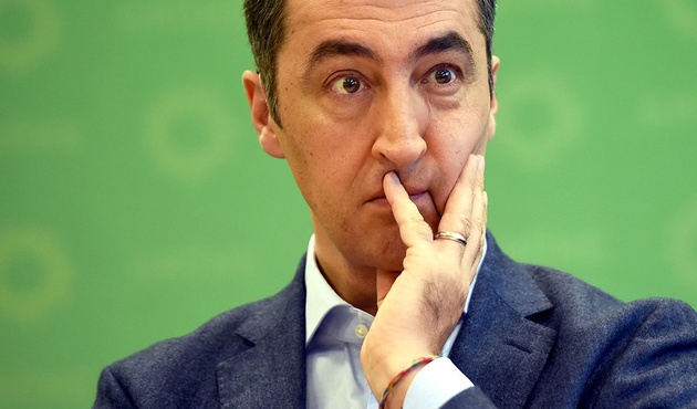 Almanya'dan Cem Özdemir'e tepki gösteren Türk siyasetçi için skandal karar!