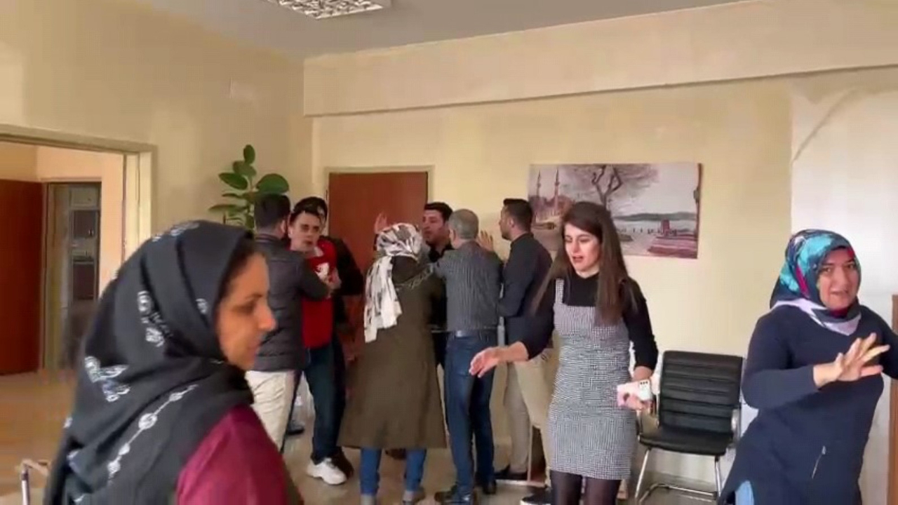 Öğretmenler Günü'nde utanç verici olay: Okulu basıp 3 öğretmeni dövdüler!