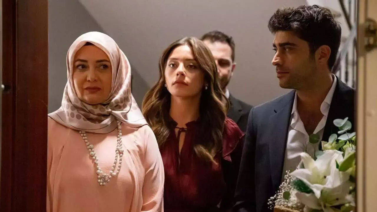 Kızılcık Şerbeti dizisine bomba transfer! Farah Zeynep Abdullah sosyal medyada paylaştı!