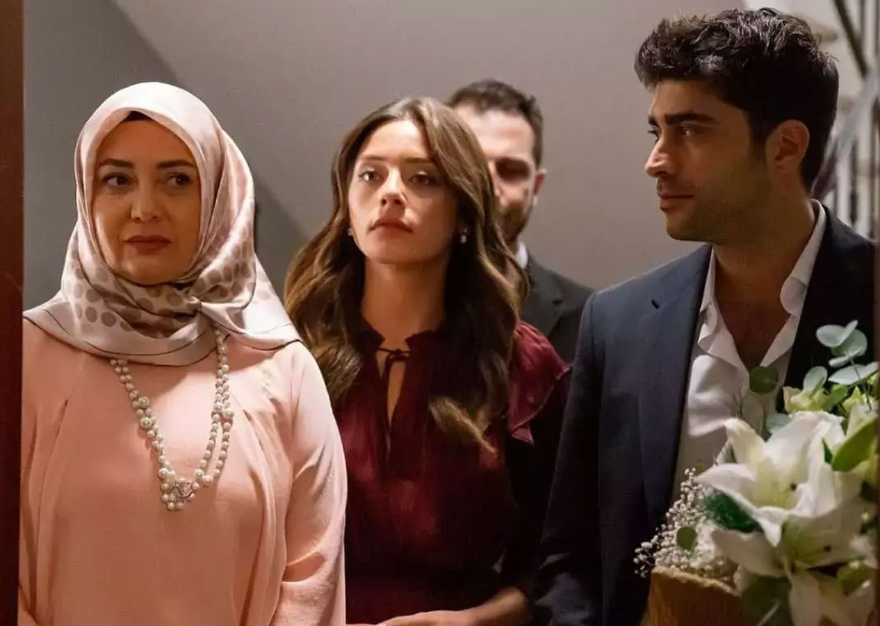 Kızılcık Şerbeti dizisine bomba transfer! Farah Zeynep Abdullah sosyal medyada paylaştı!