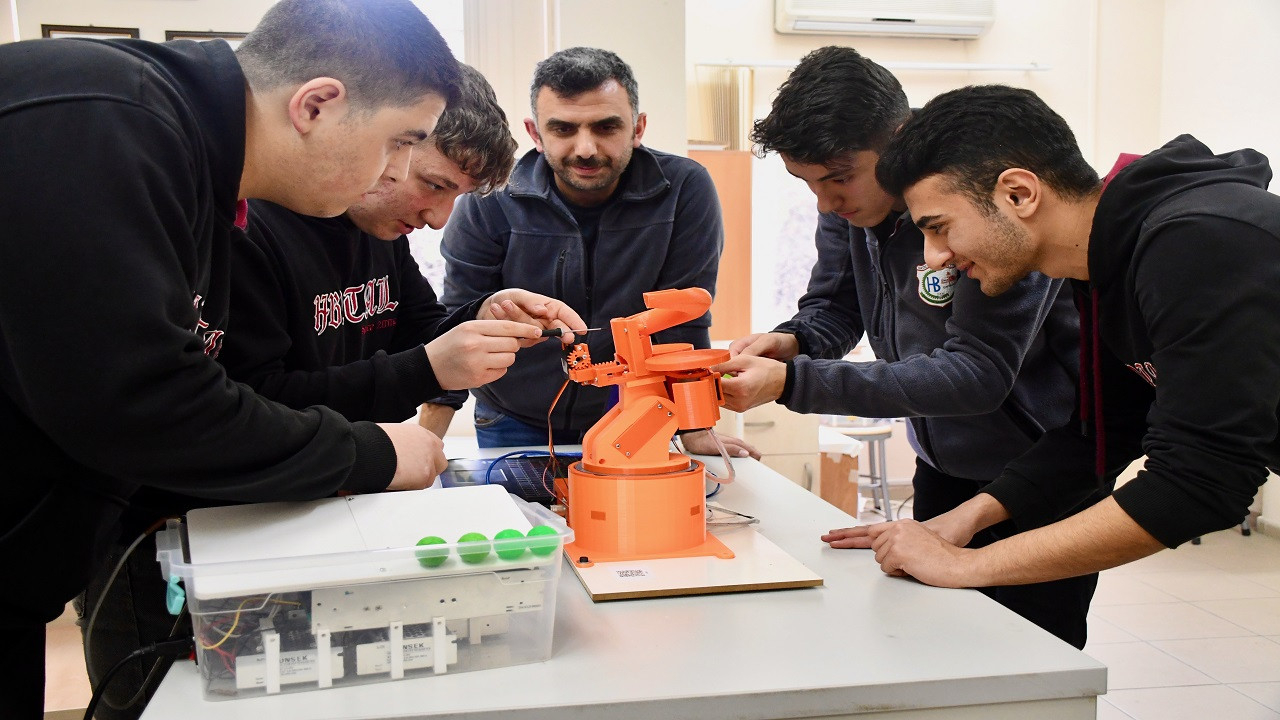 Kocaeli'de meslek liseli öğrencilerden geleceğe hazırlık! Geleceğin yazılım mühendisleri olacaklar