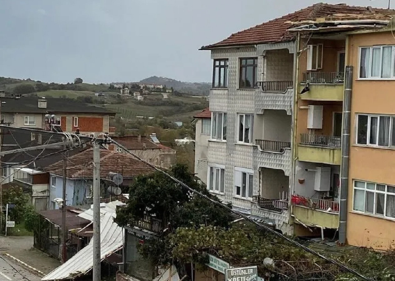 Yalova'da kuvvetli rüzgar etkili oldu! Çatı yola savruldu, iki kişi yaralandı…