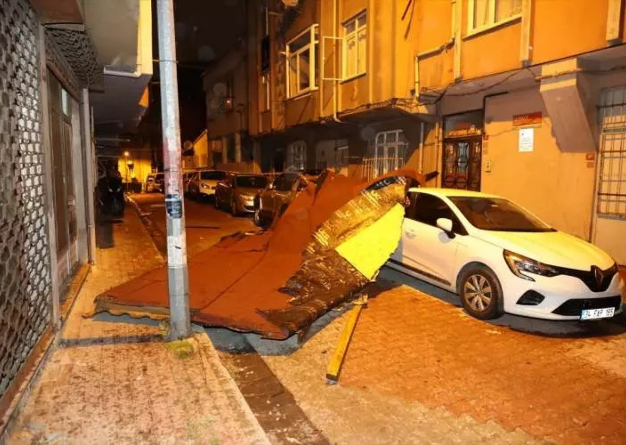 İstanbullular dikkat! Lodos ve sağanak geceden başladı... Çatılar uçtu, vatandaşlar yürüyemedi!