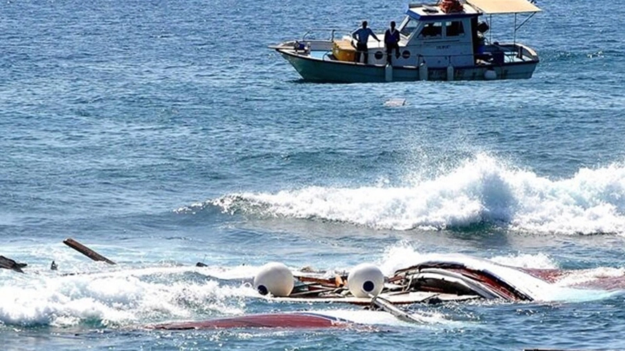 Yunanistan duyurdu: İzmir açıklarında kargo gemisi battı!