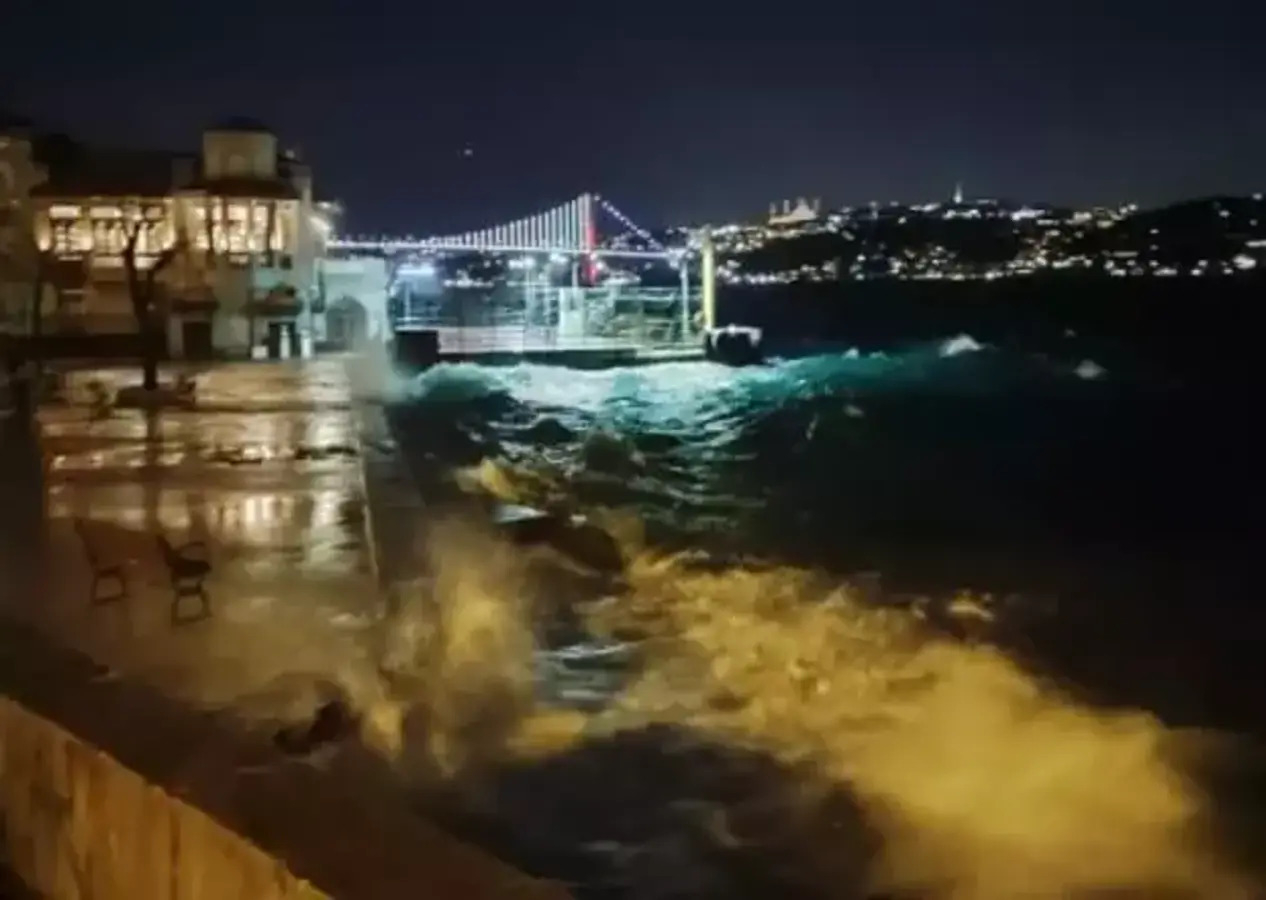 Marmara Denizi'nde dalgalar 2-3 metreye ulaştı!
