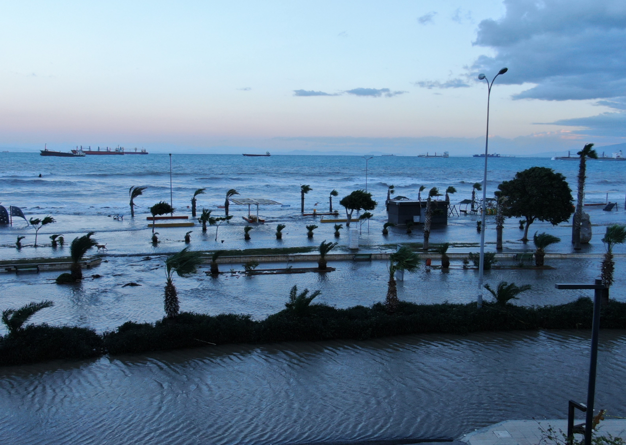 Deprem sonrası 1 metreyi bulan çökmenin yaşandığı İskenderun Körfezi'nde denizle kara birleşti: Sahil şeridi sular altında