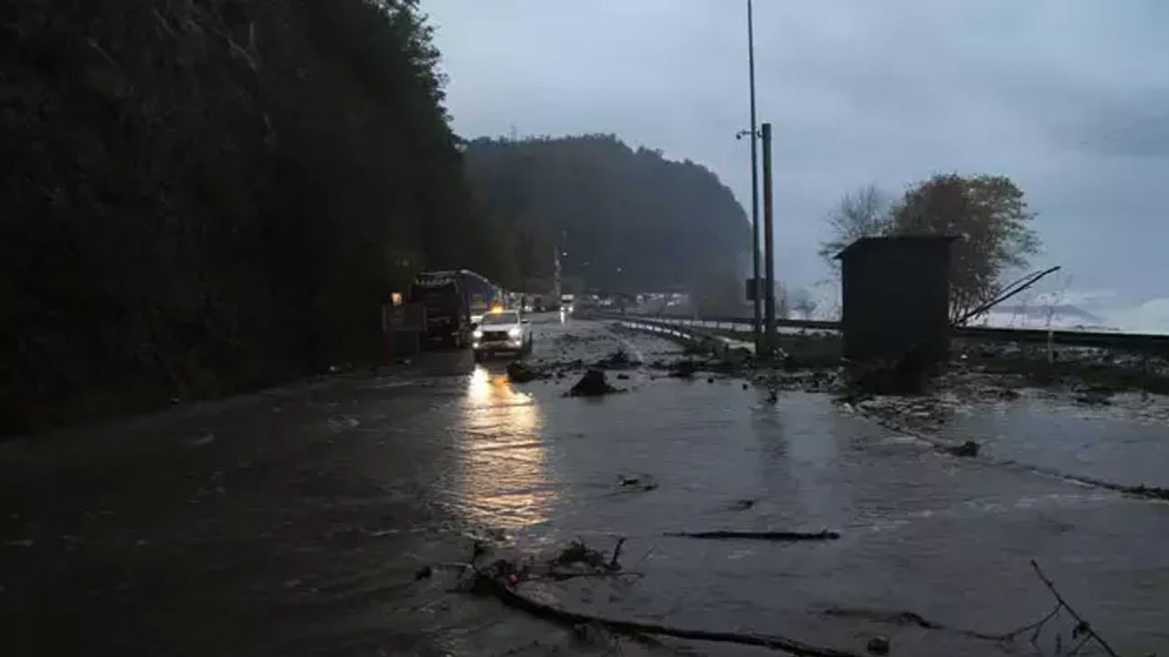 Sarp Sınır Kapısı'na giden yol ulaşıma kapandı! Karadeniz Sahil Yolu dev dalgalara teslim!