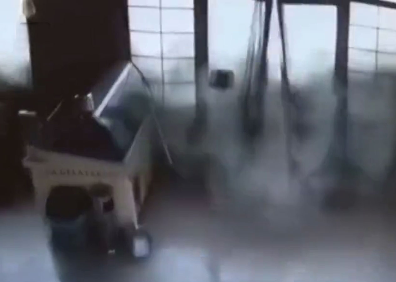 Rize'de küçük tsunami sosyal tesisi vurdu! Fındıklı'daki korkutan anlar kamerada!