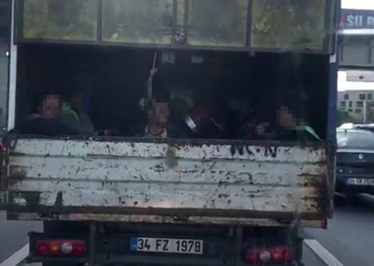 İBB işçisi kadınları balık istifi gibi kamyonet kasasında taşıdılar: "Analara verilen saygı bu, yazıklar olsun"