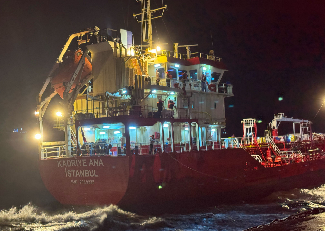 Zeytinburnu Sahili'nde kimyasal tanker karaya oturdu!
