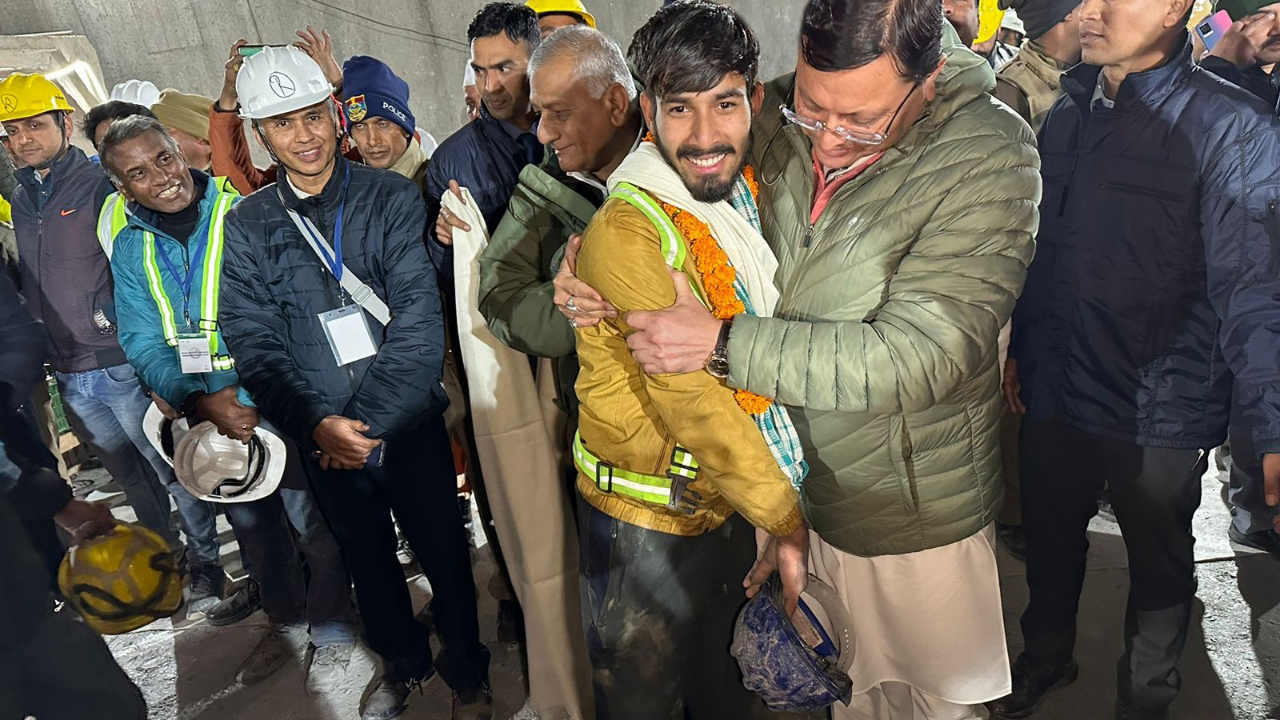Hindistan'da mucize kurtuluş! 17 gün sonra 41 işçi enkaz altından çıkarıldı!