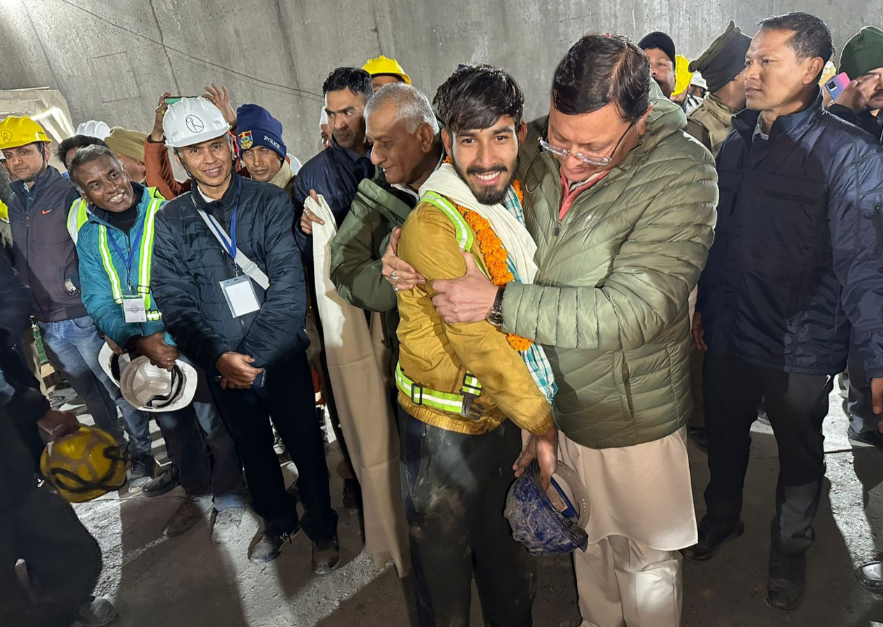 Hindistan'da mucize kurtuluş! 17 gün sonra 41 işçi enkaz altından çıkarıldı!