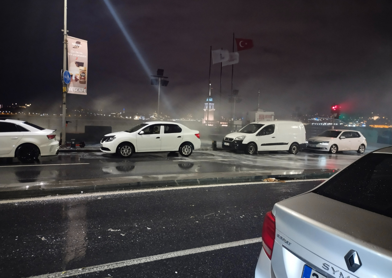 İstanbul'u fırtına vurdu: Üsküdar sahilde dev dalgalar oluştu